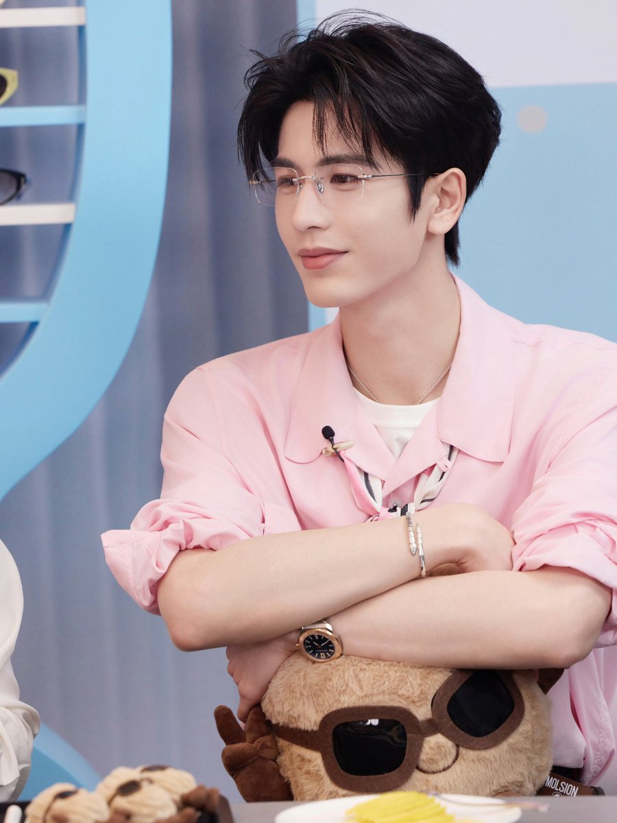 everydayzlh's tweet photo. •060126• zlh studio weibo update 🪐

studio shares new pics of brand spokesperson #zhanglinghe for Molsion livestream event in Nanning 💎 https://t.co/gRgDzKiAva