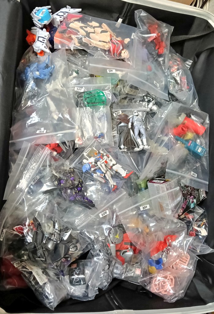 mbfp01re2astray's tweet photo. いくつものおもちゃを
重ねていきます

100円とか200円も
そこそこ用意してるので、
往年のハードオフの気分に浸りたい方も
是非……

#アメイジング商店街V12 https://t.co/07Q34Dl0hu