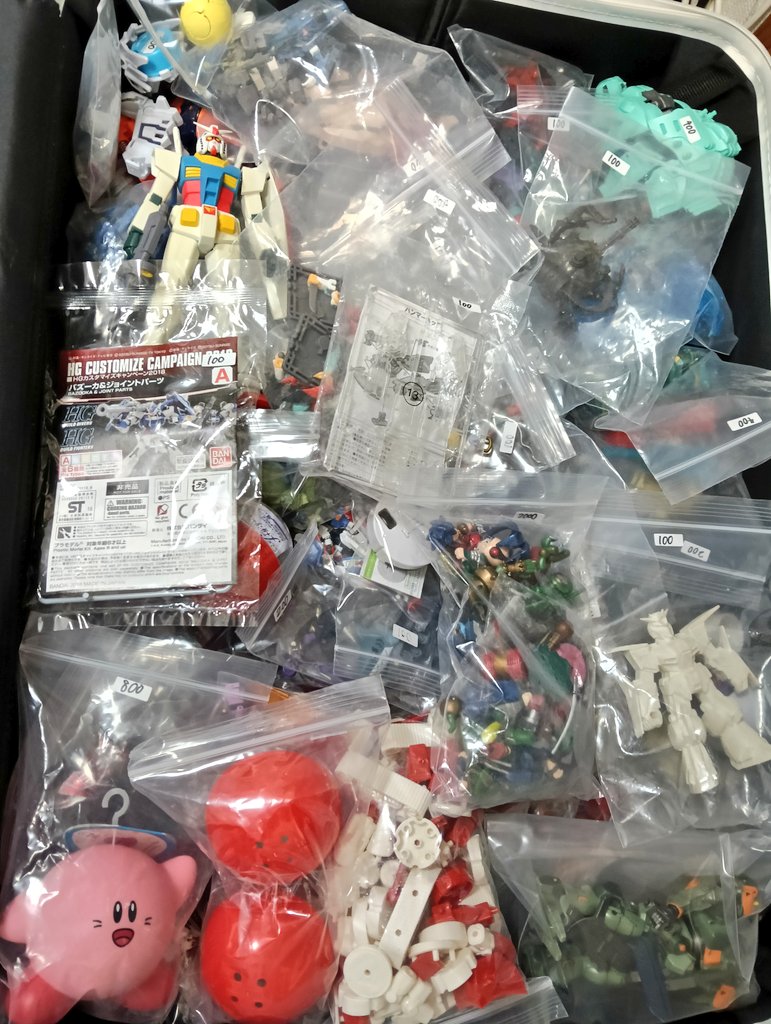 mbfp01re2astray's tweet photo. いくつものおもちゃを
重ねていきます

100円とか200円も
そこそこ用意してるので、
往年のハードオフの気分に浸りたい方も
是非……

#アメイジング商店街V12 https://t.co/07Q34Dl0hu