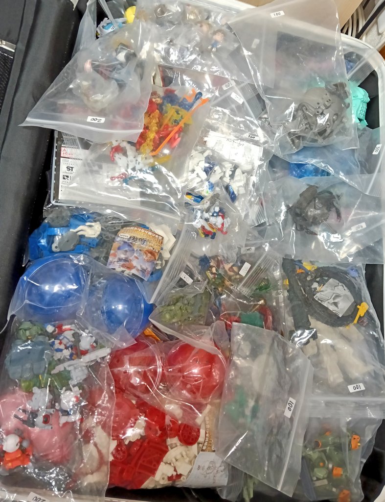mbfp01re2astray's tweet photo. いくつものおもちゃを
重ねていきます

100円とか200円も
そこそこ用意してるので、
往年のハードオフの気分に浸りたい方も
是非……

#アメイジング商店街V12 https://t.co/07Q34Dl0hu