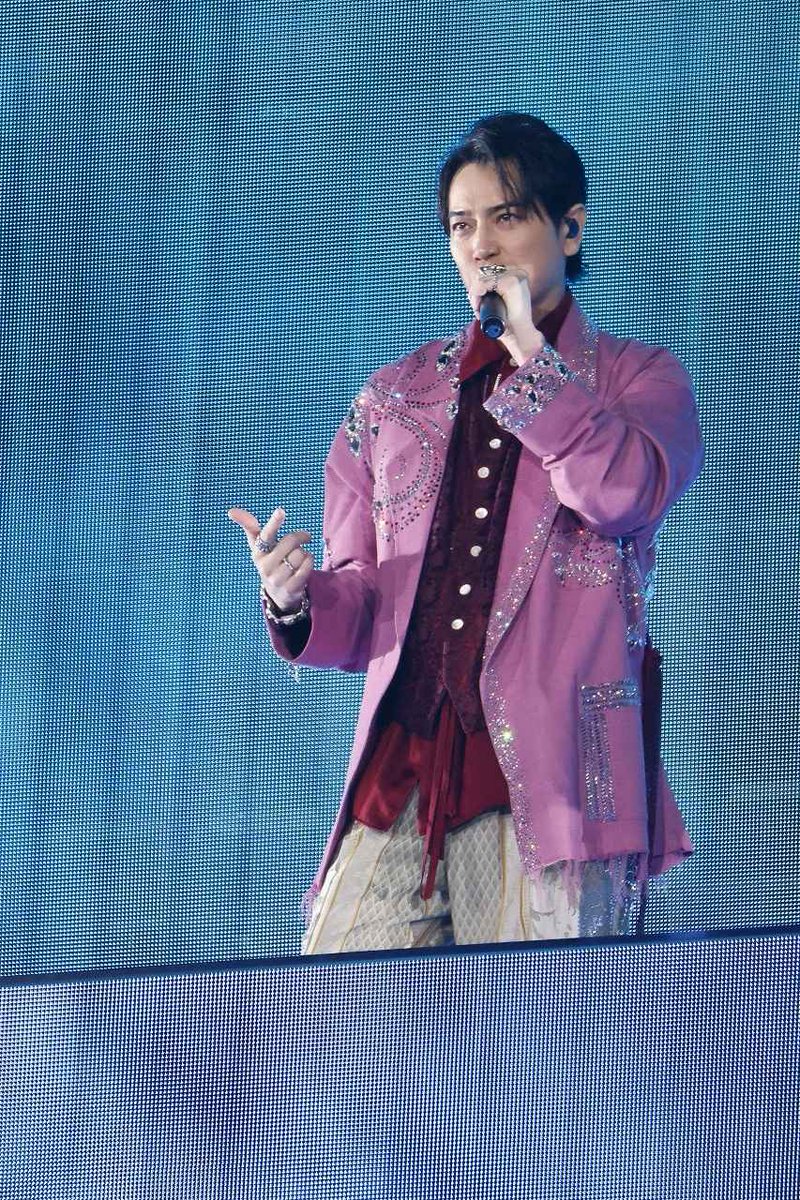 jefamily_th's tweet photo. คำกล่าวอำลาของ Matsumoto Jun ในคอนเสิร์ต ARASHI LIVE TOUR 2026 "We are ARASHI"

"ขอบคุณทุกคนเป็นอย่างมากสำหรับวันนี้

ผมมีความสนุกสุดๆไปเลย พวกคุณมีความสุขด้วยใหม่ เอาจริงๆ มีแค่สิ่งนั้นแหละที่สำคัญ 

เมื่อพวกเราได้พักวงไปเมื่อปี 2020 โรคระบาดได้เกิดขึ้น พวกเราเลยไม่ได้มีโอกาสมองพวกคุณด้วยตาของพวกเราและกล่าวคำว่า "ขอบคุณ" ก่อนที่จะหยุดกิจกรรมของวงไป ด้วยสิ่งนั้นเอง ผมหวังมาเสมอว่าสักที่แห่งใดในอนาคต พวกเราจะได้มีโอกาสพบกับพวกคุณทุกคนอีกครั้ง และถ่ายทอดความรู้สึกขอบคุณของพวกเราอย่างเหมาะสม มันใช้เวลาไปสักหน่อย แต่พวกเราก็ไทำให้มันเกิดขึ้นได้ 

ขอบคุณที่ยังรอคอยพวกเรา 

ตั้งแต่ปี 1999 จนมาถึงตอนนี้ รวมถึงช่วงที่พวกเราพักวง เป็นเวลากว่า 26 ปีครึ่งแล้ว มันไม่ใช่ช่วงเวลาที่สั้นเลยใช่ไหม เด็กที่เกิดใหม่ก็คงเติมโตเป็นผู้ใหญ่เต็มตัวแล้วตอนนี้ การที่ได้ใช้ช่วงเวลาเหล่านั้นกับเม็มเบอร์ทั้ง 4 คน สตาฟฟ์ และพวกคุณทุกคน มันเป็นการเดินทางที่มีความสุขจริงๆ 

ในที่แห่งหนึ่งระหว่างเส้นทาง พวกคุณแต่ละคนได้เข้ามาในเส้นทางของพวกเรา บางคนมันอาจเกิดจากละคนบางเรื่อง หรือสำหรับบางคนรายการทีวีบางรายการ ช่วงเวลาของพวกเราอาจจะแตกต่างกัน แต่ผมยินดีมากๆที่โชคชะตาได้นำพวกเรามาอยู่ด้วยกันและเชื่อมโยงกัน ผมเชื่อว่าสายสัมพันธ์ที่ทำให้พวกเรามาอยู่ด้วยกันในวันนี้ ได้อนุญาตให้เราได้แบ่งปันช่วงเวลาแห่งความสนุกอันไม่น่าเชื่อด้วยกัน ผมขอบคุณอย่างมากสำหรับสายสัมพันธ์นี้ ขอบคุณ 

ผมคงพูดได้แค่ตอนที่ยังยืนอยู่ตรงนี้ ถึงสตาาฟ์ทุกคน ขอบคุณอย่างมากตลอด 26 ปีที่ผ่านมา มันสนุกมากจริงๆ

พวกเราได้นำไอเดียบ้าๆมากมายออกมา และพวกเราก็ทำผิดพลาดเยอะแยะเช่นเดียวกัน แต่มันก็สนุกไม่ใช่หรือ เพราะว่าพวกคุณทุกคนหัวเราะไปกับเรา พวกเราเลยสามารถรับความท้าทายกับสิ่งใหม่ๆได้ และเพราะพวกคุณทุกคนสามารถแบ่งปันความสนุกจากความสำเร็จนั้นด้วยกันได้ พวกเราเลยสามารถเดินหน้าไปสู่สิ่งใหม่ๆต่อไปได้ ขอบคุณมากๆ มันสนุกมากๆจริงๆ มาสร้างความรู้สึกแบบนั้นด้วยกันอีกสักวันนะ ขอบคุณ 

และถึงครอบครัวและเพื่อนของผม ถ้ามันไม่ใช่เพราะพวกคุณ ผมไม่คิดว่าผมจะสามารถมายืนอยู่ตรงนี้ต่อหน้าแฟนๆบนเวที เหมือนที่ผมได้ทำ ะวกคุณที่รู้จักตัวผมในทุกวันคงคิดว่าคนที่ยืนอยู่ตรงนี้เหมือนเป็นอีกคนหนึ่ง แต่ถ้าจะให้พูดอย่างชัดๆ เป็นเพราะการสนุบสนุนของพวกคุณผมเลยมาไกลได้ขนาดนี้ ผมอยากจะขอบคุณอีกครั้ง ขอบคุณ 

และถึงเหล่าเม็มเบอร์ พวกเราสนุกกันมากใช่ไหม ขอบคุณมากๆเลย 

พวกนายยอดเยี่ยมที่สุด มันเพราะว่าเป็นพวกเรา 5 คน พวกเราเลยมาเดินหน้ามาได้ไกลขนาดนี้ ข้ามผ่านอุปสรรคนับไม่ถ้วน และได้เห็นภาพสวยงามนี้ด้วยกัน ฉันรักพวกนายทุกคน 

นับจากนี้ พลวัตของพวกเราอาจจำเปลี่ยนไปจากเมื่อก่อน แต่พวกเรายังคงออกไปเที่ยวกันเหมือนคนบ้า กินอาหาร และพูดคุยกันทุกเรื่อง ฉันเฝ้ารอที่จะได้ทำสิ่งนั้นกับทุกคน 

และอีกครั้ง ถึงแฟนๆทุกคน นี่มันสนุกมากจริงๆ ขอบคุณ

ผมมั่นใจว่าพวกเราจะท้ามายตัวเองต่อไปด้วยสิ่งใหม่ๆต่างๆในภายภาคหน้า ผมหวังว่าพวกคุณจะไม่เบื่อพวกเรา และพวกคุณจะอุ้มชูสายสัมพันธ์ที่พวกเราได้สร้างขึ้นต่อไป 

26 ปี ครึ่ง ขอบคุณมากๆ 

ผมมีเวลาที่มหัศจรรย์เหลือเกิน !