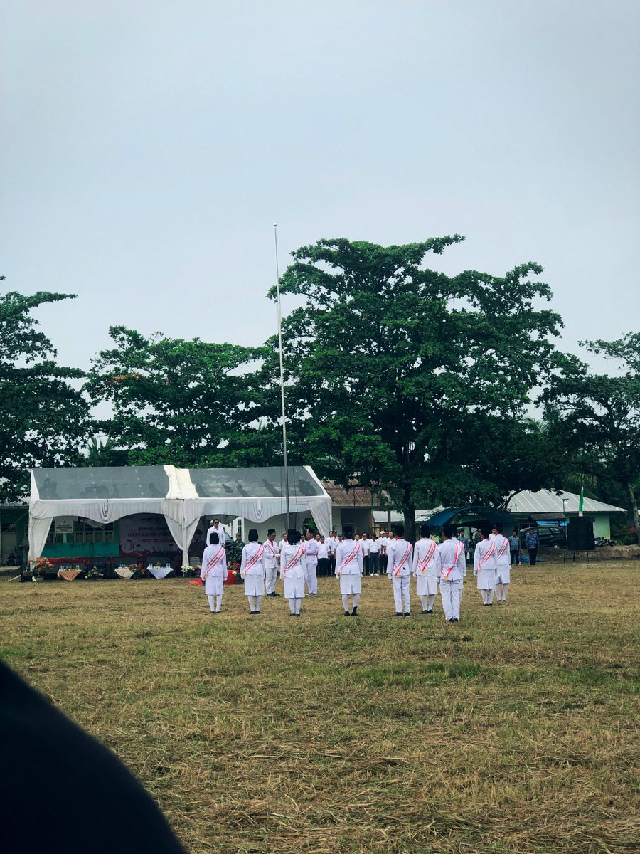 glycobar's tweet photo. I thought my heart was already numb because of whatever that happened here. Yet, when this happened, I felt like crying. Selamat Hari Lahir Pancasila. https://t.co/ycUuooQTl4