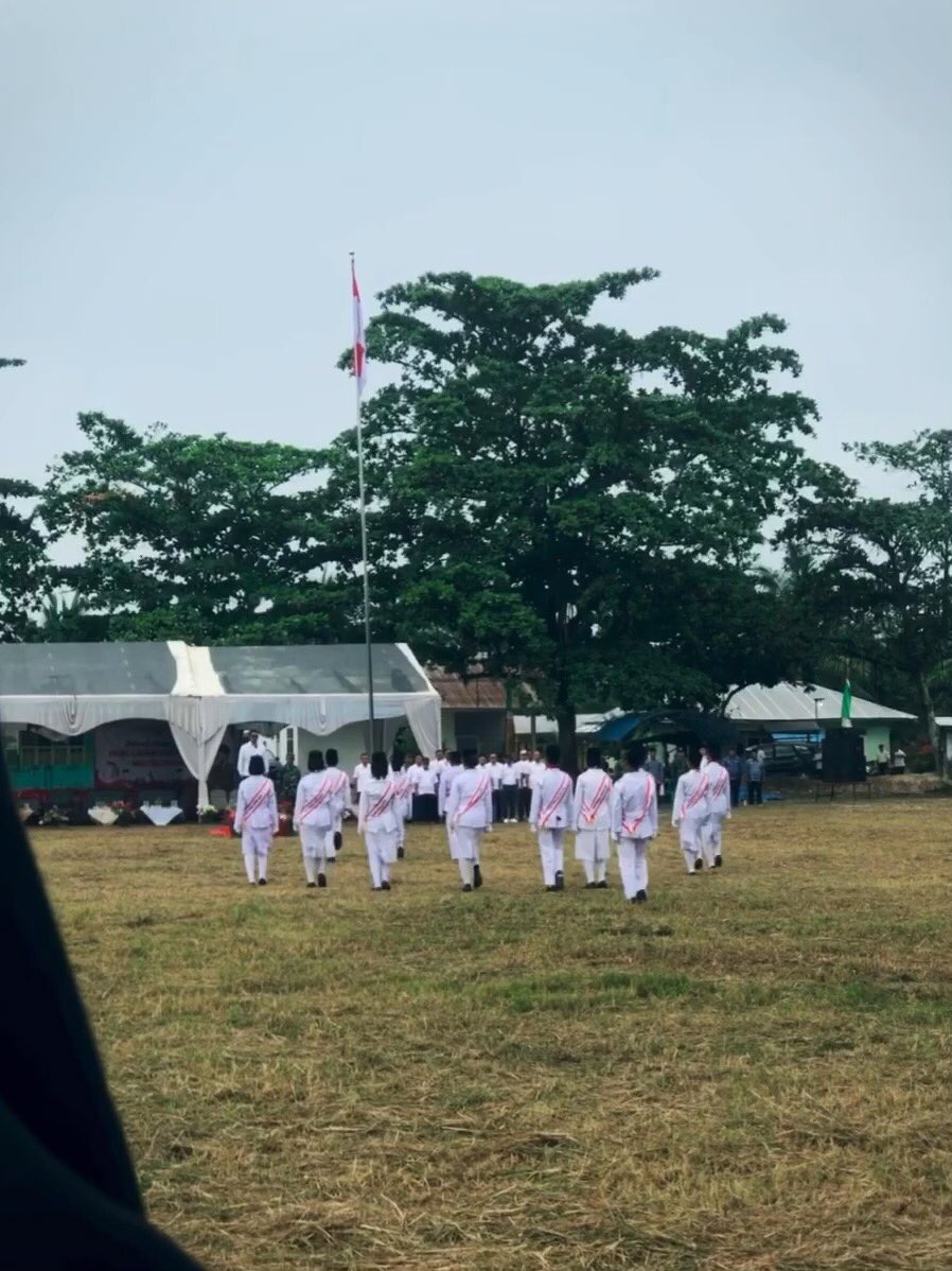 glycobar's tweet photo. I thought my heart was already numb because of whatever that happened here. Yet, when this happened, I felt like crying. Selamat Hari Lahir Pancasila. https://t.co/ycUuooQTl4