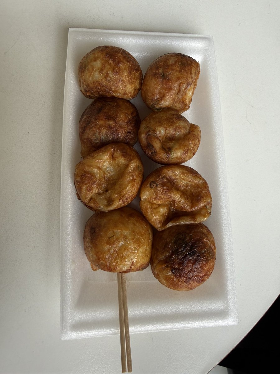BeeBeeGoRo's tweet photo. 昨日は『なんば白鯨』さんにてワンマンショーでした。お客さん、スタッフさん、ありがとうございました。一部は怪談で1時間30分強。2部はお笑いで2時間強。打ち上げも最高。とても良い汗をかけました。この白いカバーの中は玩具ライフルです😂早く売れて宅配便で送りたいです。たこ焼きは生地が最高。 https://t.co/ZzAEiIUd3A