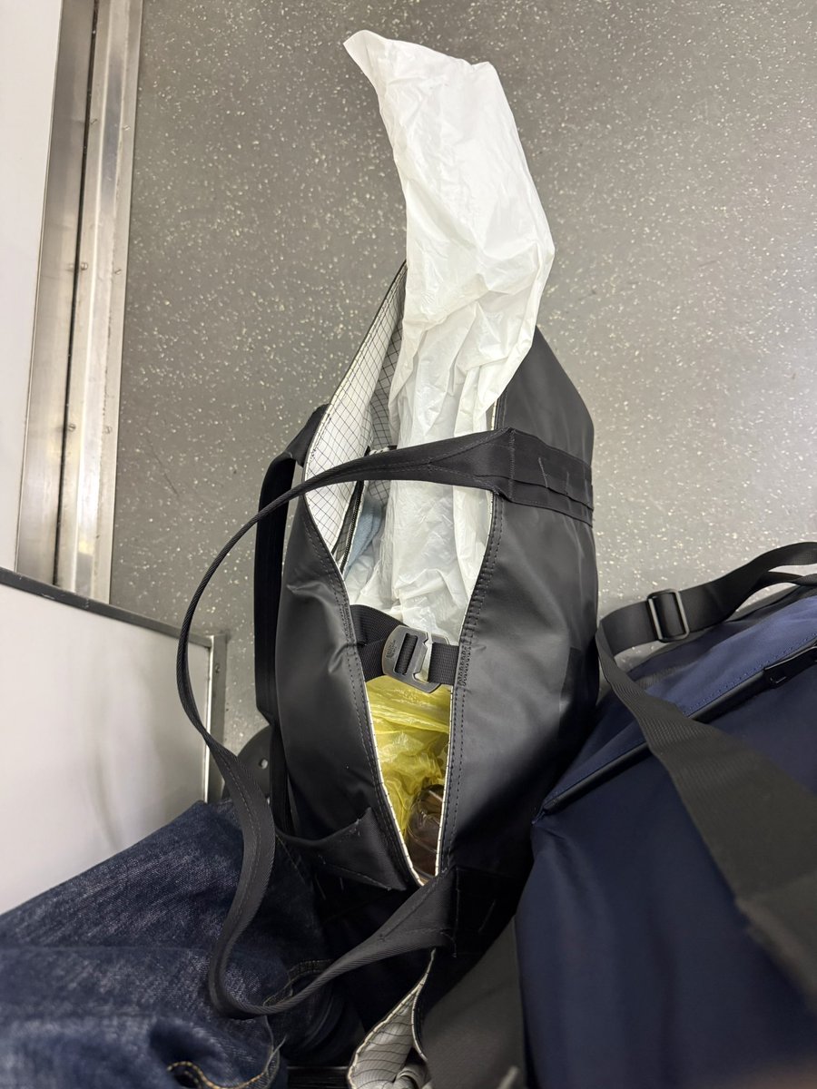 BeeBeeGoRo's tweet photo. 昨日は『なんば白鯨』さんにてワンマンショーでした。お客さん、スタッフさん、ありがとうございました。一部は怪談で1時間30分強。2部はお笑いで2時間強。打ち上げも最高。とても良い汗をかけました。この白いカバーの中は玩具ライフルです😂早く売れて宅配便で送りたいです。たこ焼きは生地が最高。 https://t.co/ZzAEiIUd3A