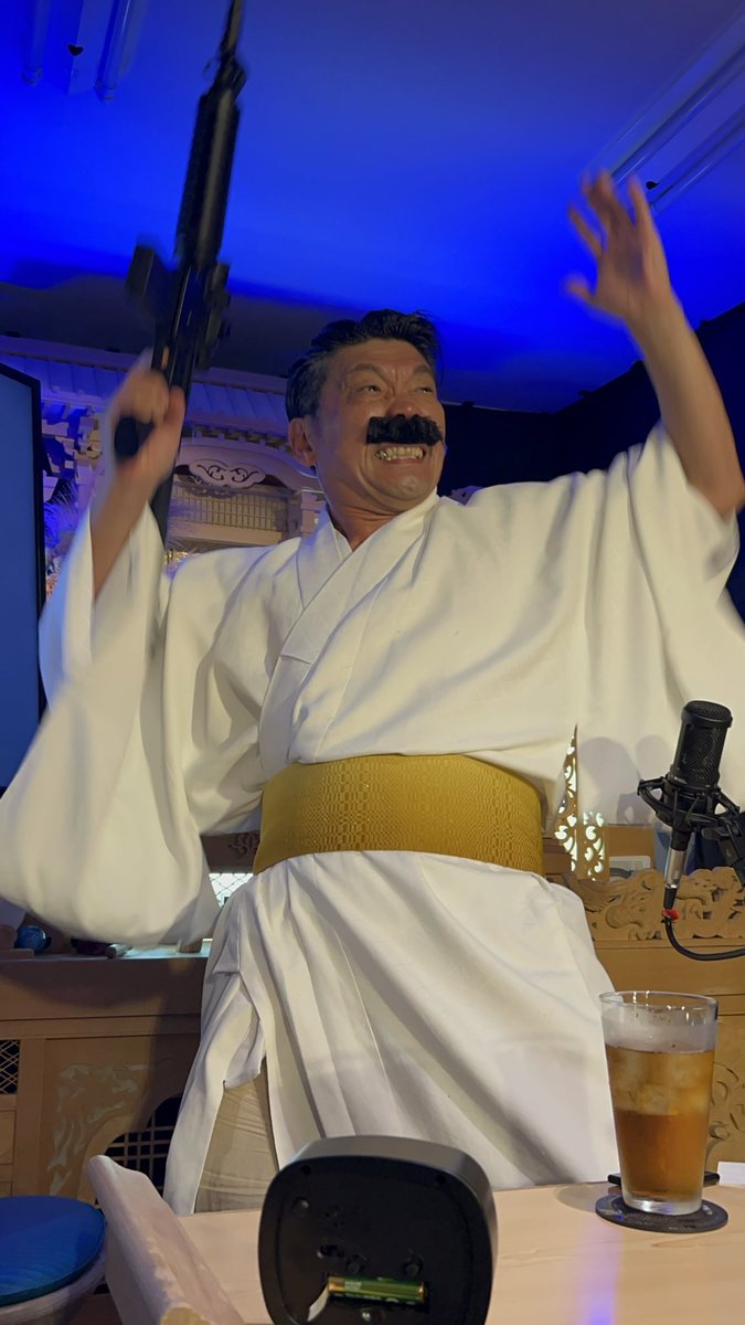 BeeBeeGoRo's tweet photo. 昨日は『なんば白鯨』さんにてワンマンショーでした。お客さん、スタッフさん、ありがとうございました。一部は怪談で1時間30分強。2部はお笑いで2時間強。打ち上げも最高。とても良い汗をかけました。この白いカバーの中は玩具ライフルです😂早く売れて宅配便で送りたいです。たこ焼きは生地が最高。 https://t.co/ZzAEiIUd3A