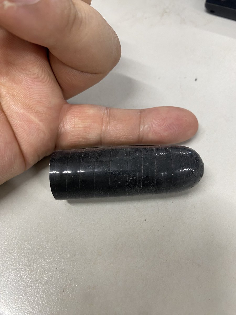obfune's tweet photo. リカンベントの可倒ステムの調整ボルトがステム本体を削ってきているのでゴム栓を用意してみた。思った通りM6のキャップボルトにジャストフィット！　ーーーM6だっけ、、、？ https://t.co/GzPsYAsfqZ