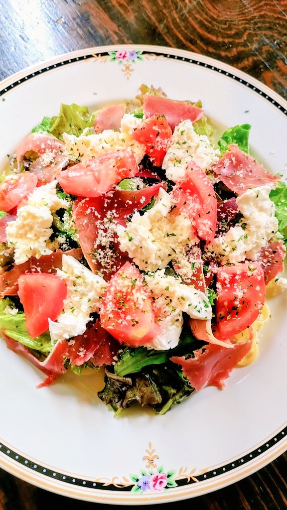 TIAMO___0911___'s tweet photo. こんにちはティアモです😊メニューに無い冷製パスタの紹介です🍝完熟トマト、2種のレタス、生ハム、モッツァレラ、パルミジャーノレッジャーノに生パスタは冷水で締めてオリーブオイルソースで仕上げたティアモ自慢のサラスパです✨
これからの季節に激推しです😊
#四街道ティアモ
#生パスタ https://t.co/OzEZtSp822