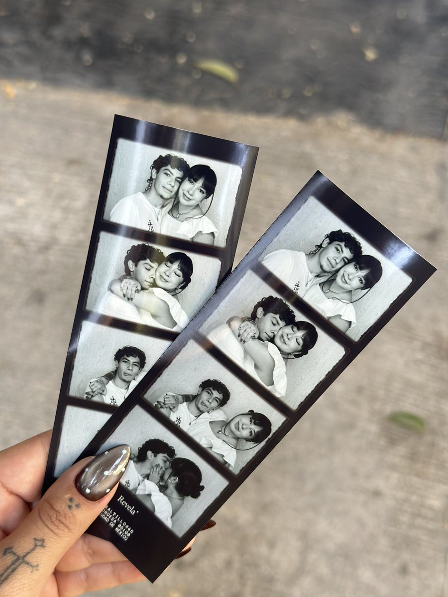 Capicuasshit's tweet photo. Las fotos que van a encontrar nuestros hijos de nosotros disfrutando los 20’s https://t.co/g50pVRXRv5