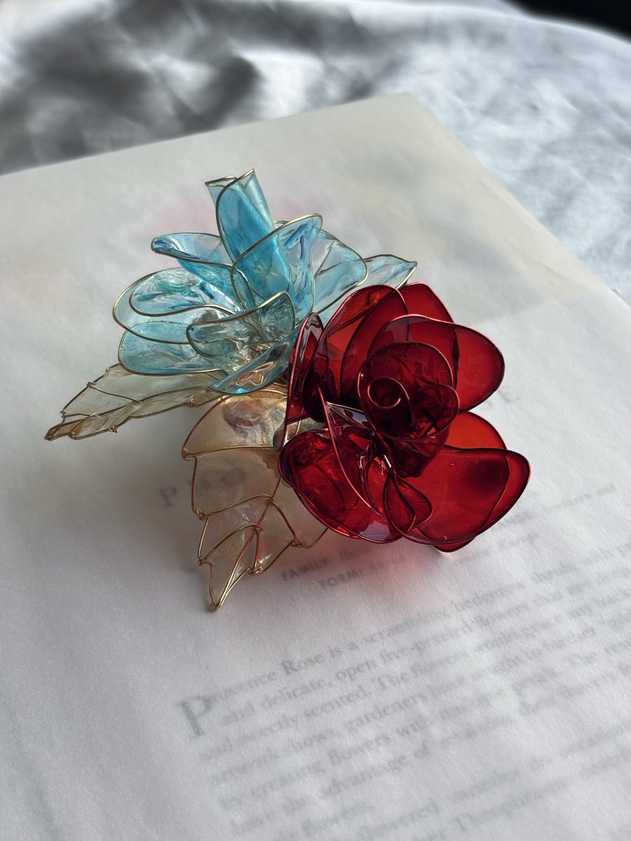 RubyLycoris's tweet photo. オーダー品です🥀
赤と水色の薔薇でお仕立てした、ヘアクリップ/ブローチの2wayアクセサリー。

揺れる花びらのチャームを添えて、動くたびにさりげなく表情が変わるデザインにしました ꫂ ၴႅၴ

髪に添えても、お洋服やバッグに付けても楽しめます。 https://t.co/2fKlv64R9V
