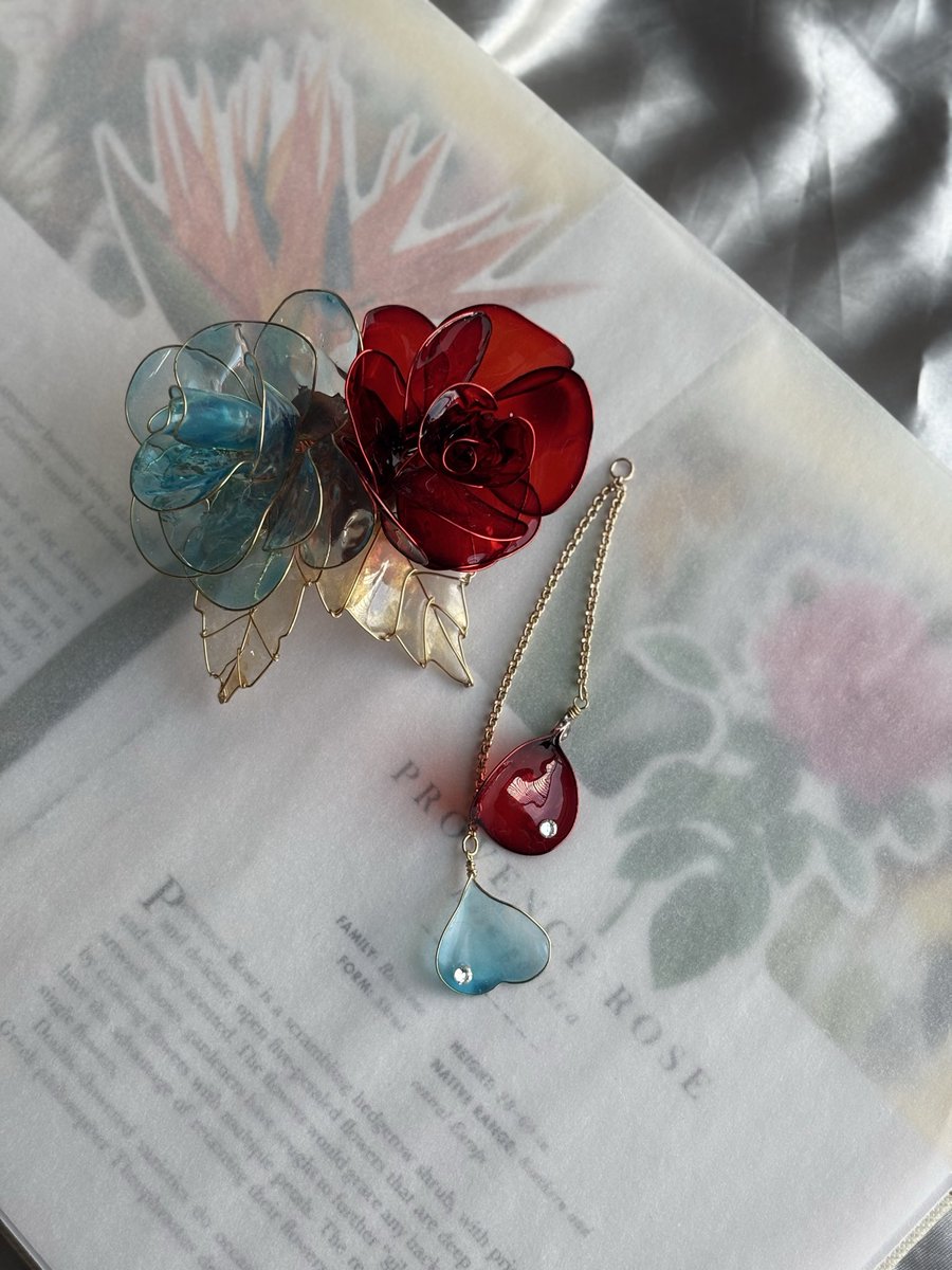 RubyLycoris's tweet photo. オーダー品です🥀
赤と水色の薔薇でお仕立てした、ヘアクリップ/ブローチの2wayアクセサリー。

揺れる花びらのチャームを添えて、動くたびにさりげなく表情が変わるデザインにしました ꫂ ၴႅၴ

髪に添えても、お洋服やバッグに付けても楽しめます。 https://t.co/2fKlv64R9V