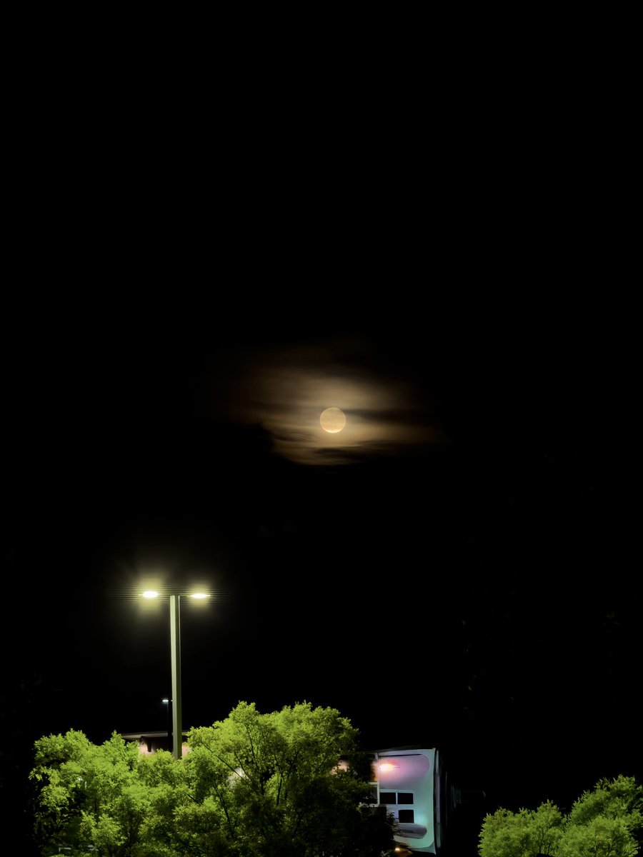 visualsbysan's tweet photo. A regular full blue moon turned into a divine appearance 🔱🌙

Is it just me or do you also see lord shiva? https://t.co/wzy5dTNXNd
