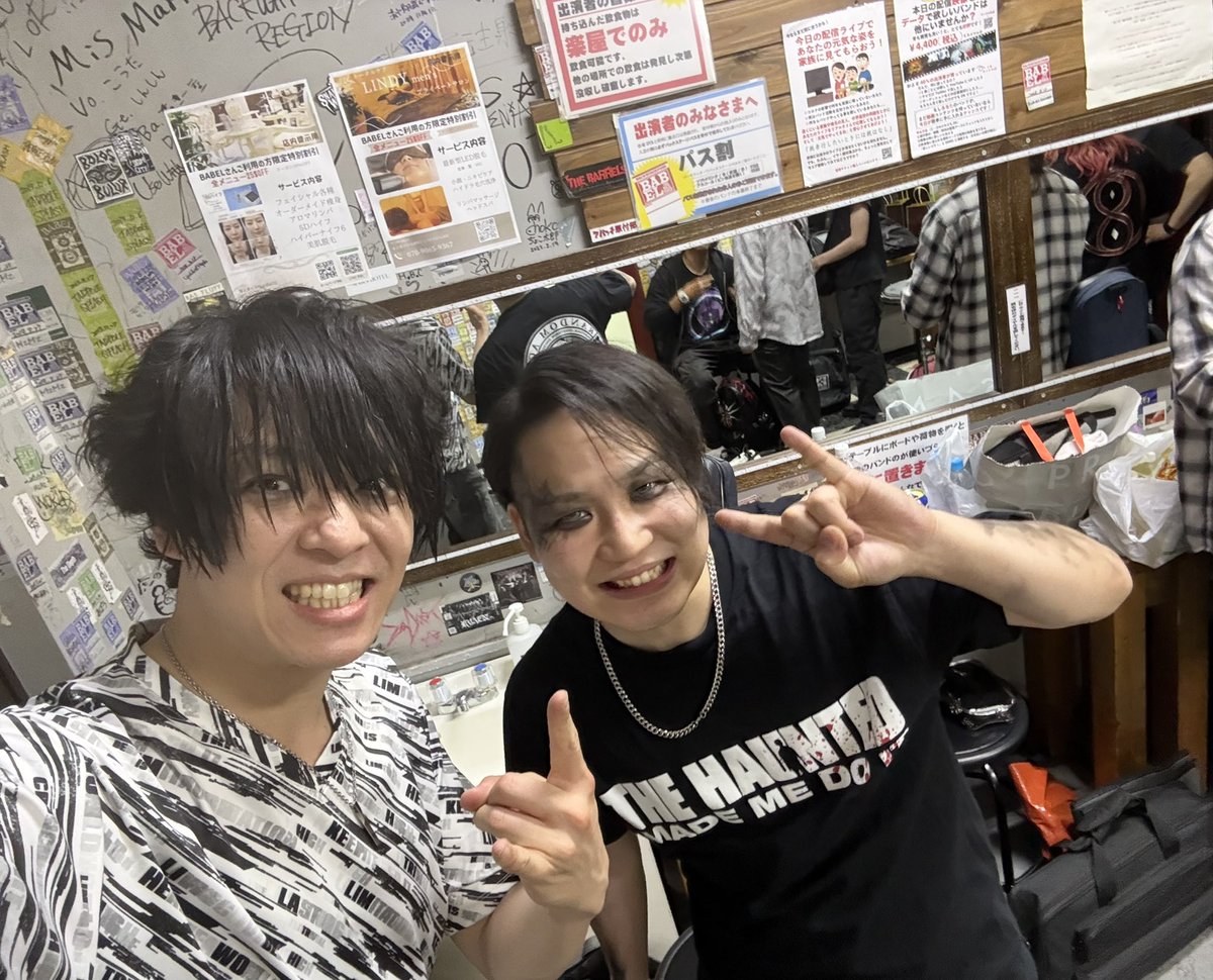 LEABLAST's tweet photo. 😎昨日の記録😎

①元スピリタス現BomberfetTのよしきくんと終焉後の一枚(俺の髪ボサボサ)

②罪號人メンバーへの愛のこもったネオン(メンバー全員分あり)

③④シャシャくんとバベルの目の前のカレー(めちゃくちゃおいしかった！！ご飯がおかわりできたら言うことなしなんだが！) https://t.co/ADDJTLQTxX
