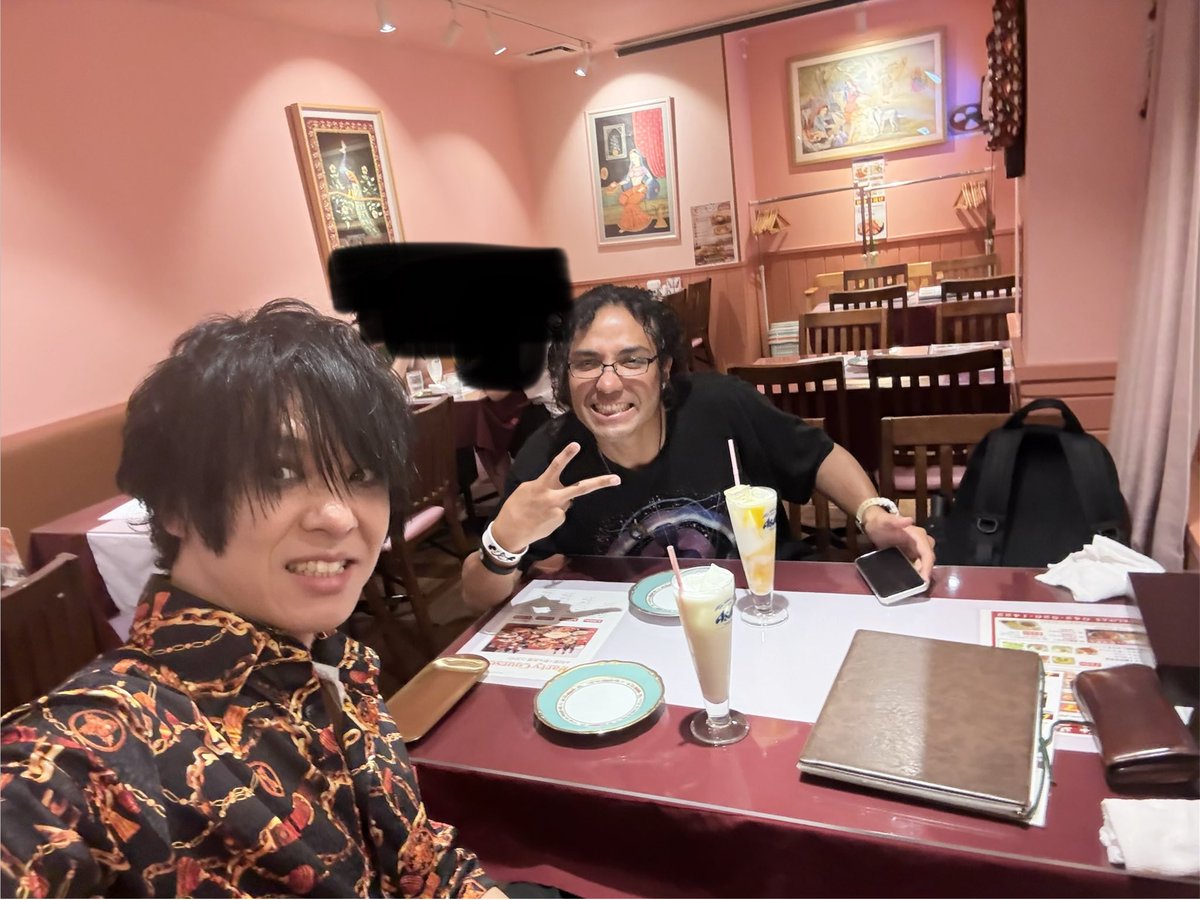 LEABLAST's tweet photo. 😎昨日の記録😎

①元スピリタス現BomberfetTのよしきくんと終焉後の一枚(俺の髪ボサボサ)

②罪號人メンバーへの愛のこもったネオン(メンバー全員分あり)

③④シャシャくんとバベルの目の前のカレー(めちゃくちゃおいしかった！！ご飯がおかわりできたら言うことなしなんだが！) https://t.co/ADDJTLQTxX