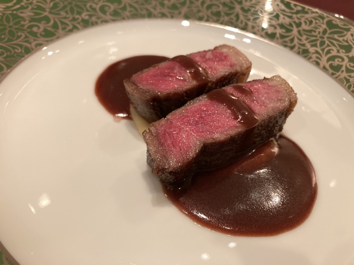 meat_ueda's tweet photo. 「ジビエって、獣臭くて硬いんでしょ？」

そう思っている方いませんか？
そう思っている方も少なくないと思います。
でも、、、

そう思っている方にこそ、一度だけ試してほしい。

当店のエゾ鹿肉を初めて食べたお客様の9割が口をそろえてこう言います。

「え、これ本当に鹿（ジビエ）…？嘘でしょ…？」

実は、、
🦌ハンターさんの熟練技術
🦌当店の素早い加工処理
が合わさっているため、驚くほど臭みがなく柔らかいんです。

牛ステーキを思わせる、しっとりとした口溶け。
鹿肉ならではの旨みと甘みがじわっと広がります。

「今までのジビエのイメージは何だったの？」
きっと、そう思わずにはいられないと思います。
#シカ肉 #ジビエ