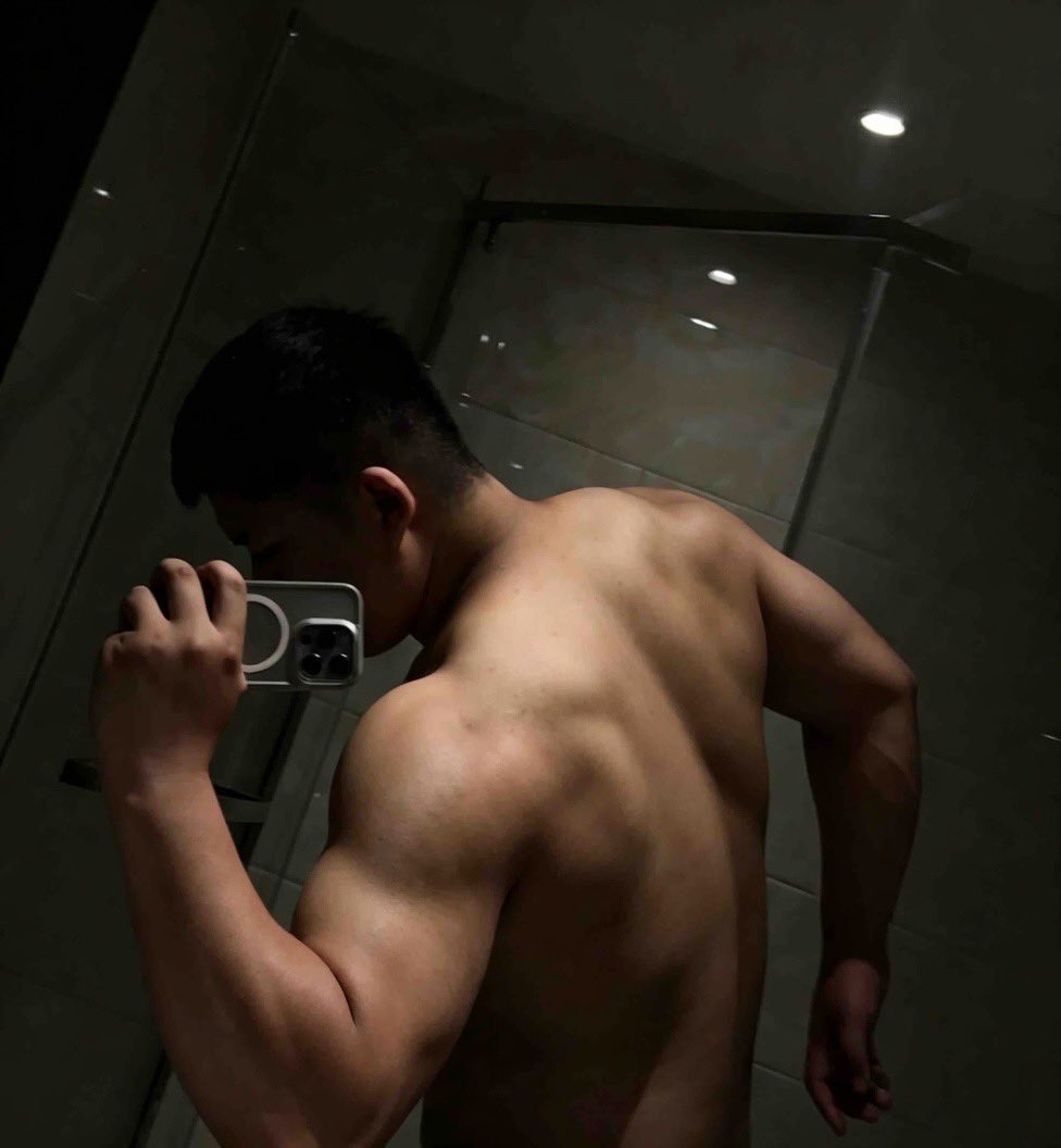 poloshy1's tweet photo. 本来想过儿童节的 照了一下镜子发现还是算了 小孩可没有这种身材 https://t.co/rRCvsAm1uI