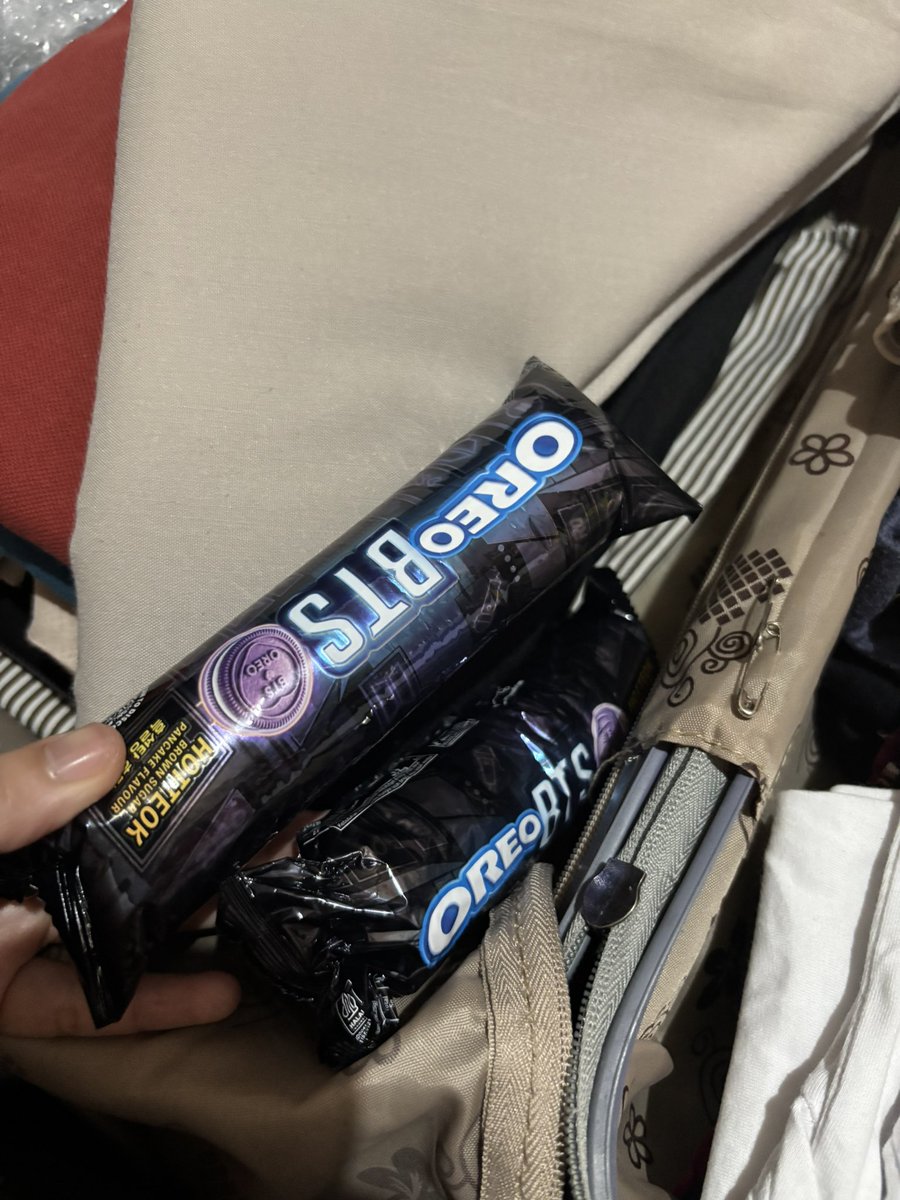 DISHARMY_twt's tweet photo. lagi packing tiba2 oleo bangtan ku datang awwww 😘😘😌 https://t.co/cSC3Y7KHpJ