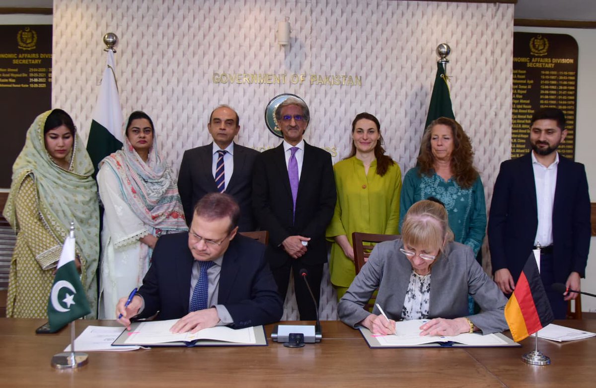 GermanyinPAK's tweet photo. 🇩🇪&amp;🇵🇰 continue to deepen their longstanding partnership. Pleased to sign a €40.5 million agreement with @mhumairkarim through GIZ supporting 9 projects in climate action, energy &amp; social protection. Together, we are investing in a more resilient &amp;  sustainable future. 
@eadgop https://t.co/UW0jI43goF
