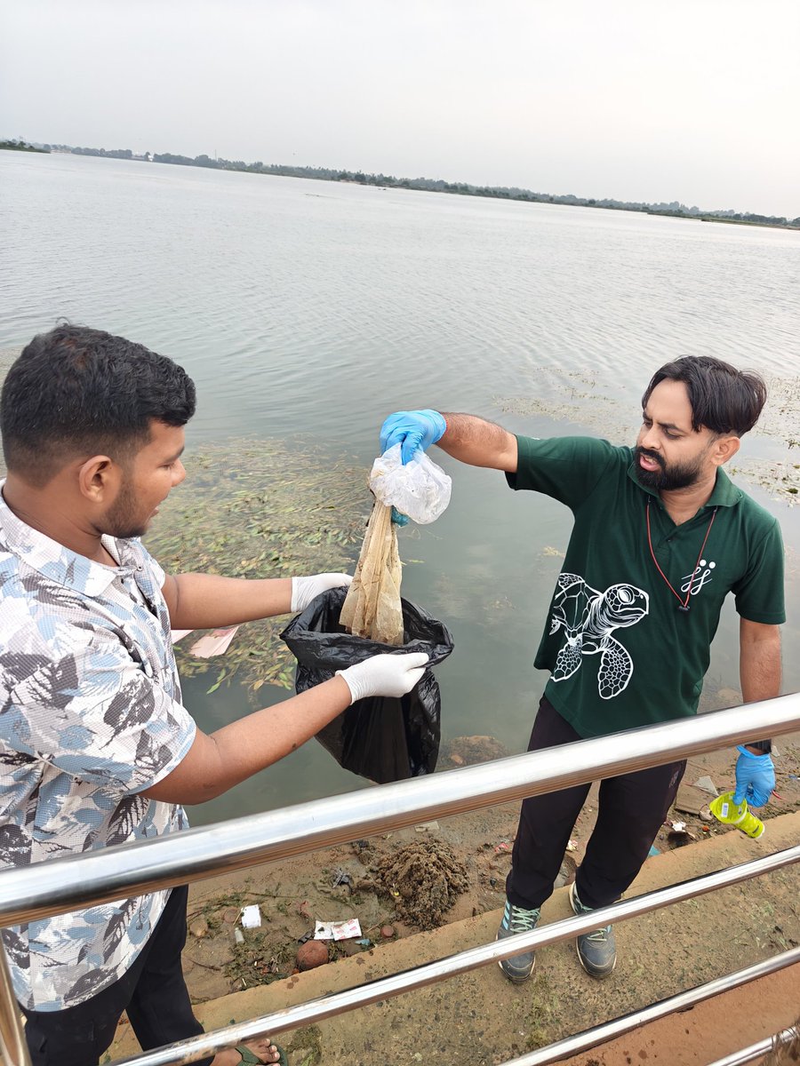 SATTVIC_SOUL's tweet photo. 📍Cuttack, Odisha 
On the eve of Environment Day Week, 21 dedicated volunteers of @SATTVIC_SOUL came together for a plogging drive at the Mahanadi River &amp; collected more than 100kg of plastic waste from the riverbank.
#EnvironmentDayWeek 
@CMCCuttack @CuttackDM @ForestDeptt https://t.co/OhviLYZPGV