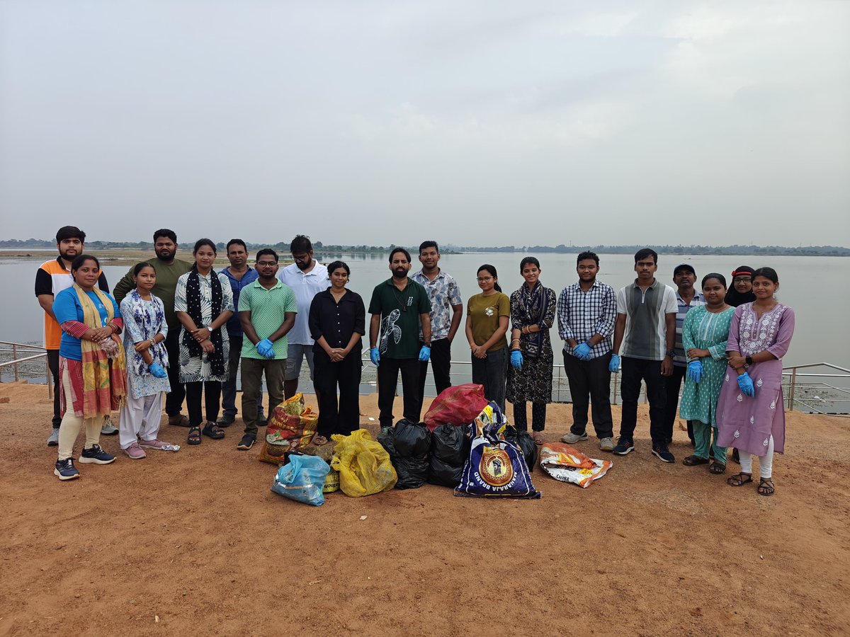 SATTVIC_SOUL's tweet photo. 📍Cuttack, Odisha 
On the eve of Environment Day Week, 21 dedicated volunteers of @SATTVIC_SOUL came together for a plogging drive at the Mahanadi River &amp; collected more than 100kg of plastic waste from the riverbank.
#EnvironmentDayWeek 
@CMCCuttack @CuttackDM @ForestDeptt https://t.co/OhviLYZPGV