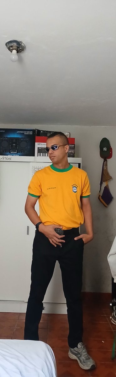 Fr3elex_'s tweet photo. Tava na adega quase comprando a caixinha de cerveja e desisti de sair gastei meu bleu de chanel parfum 3 bafada https://t.co/rcOSCupLe4