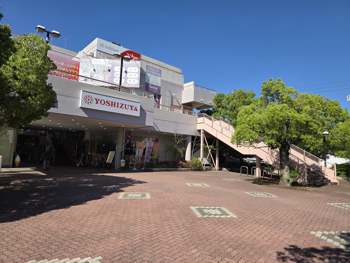meibanANNEX's tweet photo. 犬山キャスタ(ヨシヅヤ犬山店)@愛知県犬山市
1988年に開業した犬山駅前の商業施設で、当初はイトーヨーカドーが核店舗、2017年からはヨシヅヤが居抜きして現在に至ります。シースルーエレベーター、柔らかい色味の内装など、ヨーカドー時代の名残が感じられます。2Fには広大なこどもの遊び場も。 https://t.co/kf4LbFH5z4