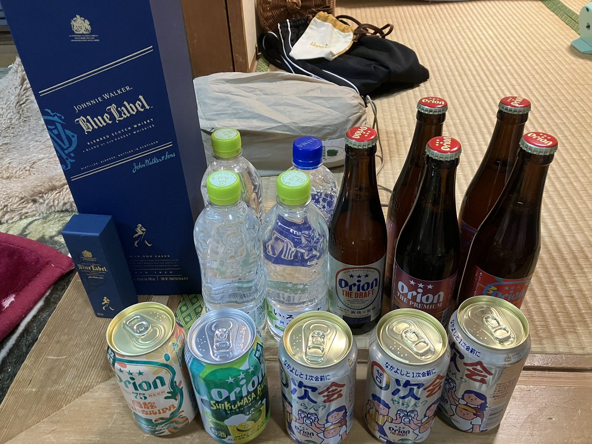 maru0616's tweet photo. @aru_ba_mk 口内炎は大丈夫？
沖縄で飲み切れなかったお酒がこれだけあるので、みのりんの東京遠征部屋飲み用に持っていきますw
（ジョニーウォーカーのブルーラベルは超高価なお酒なので勘弁して下さい🙇‍♂️） https://t.co/jKbKYjzykz