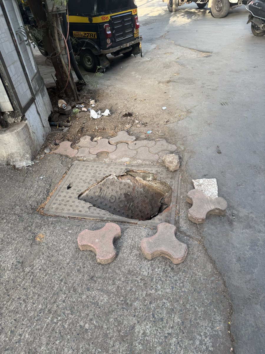 savetps6's tweet photo. @mybmc @mybmcwardKW Drain Cover broken by cleaners who cleaned the gutters now completely open. PLEASE FIX THIS URGENTLY. 
Location: Outside Juhu Prajakt Society gate. Vidyanidhi Marg, Opp Kaifi Azmi Park, Juhu, Mumbai -49. #mncdfcollective https://t.co/9f96P63zQq