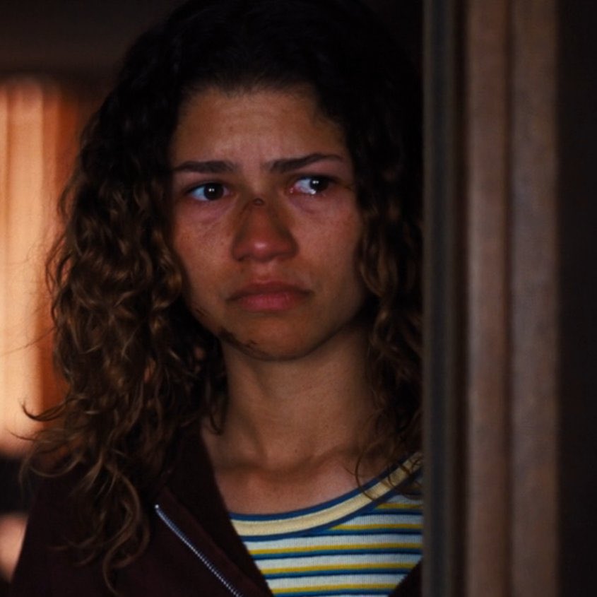 vampeager's tweet photo. #euphoria  insólito me parece q las reacciones de sus cercanos fueran inhumanas, Jules definitivamente hubiera gritado y sufrido mucho por la muerte de Rue, Lexi también por qué fué su primera amiga. Nate pudo ser una basura, pero se casó con Cassie y a ella le importó un huevo. https://t.co/UPdYTi99En