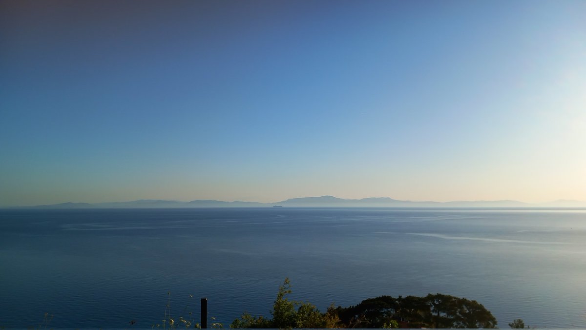 Lerac57's tweet photo. Weer een hele mooie strakke zee tussen #Samos en Turkije, op de achtergrond.
Het perfecte weer om rubberbootjes over te zetten vanuit Turkije.
Binnenkort bij u op een voetbalveld,
in je leegstand gemeentehuis. 
Veel plezier ermee.
#asielindustrie
#asielcrisis 
#AZCWegermee https://t.co/45xbjGFWCp