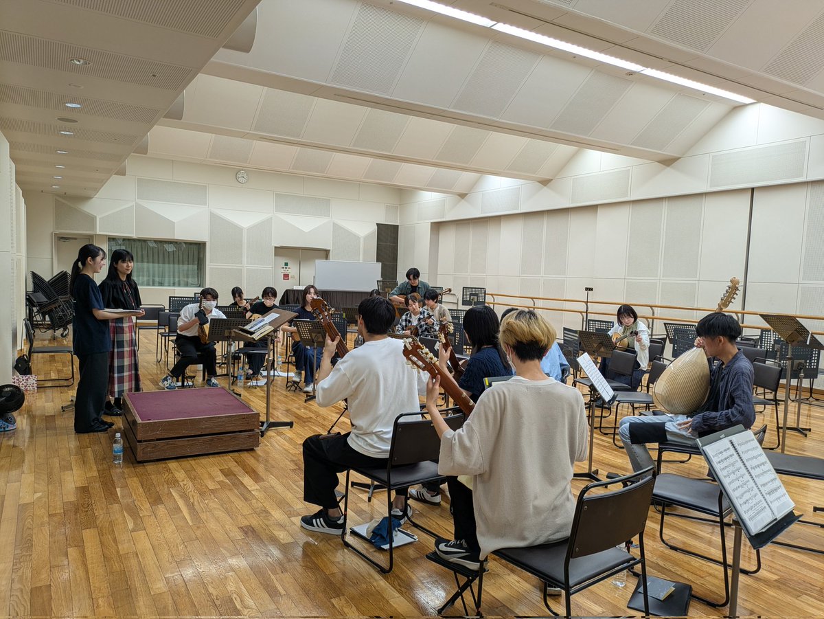 chuo_mandolin's tweet photo. 昨日は賛助出演してくださる方との合わせ練習でした！
管打楽器が加わると音の厚みが増して、曲の雰囲気もぐっと変わるのを感じました✨

気づけば本番まであと1週間！
よりよい演奏を目指して、がんばります！

詳細とチケットはこちらから⬇️
https://t.co/n3dY8MwEEk

 #CUMC  #マンドリン https://t.co/wBkIHHL6rQ