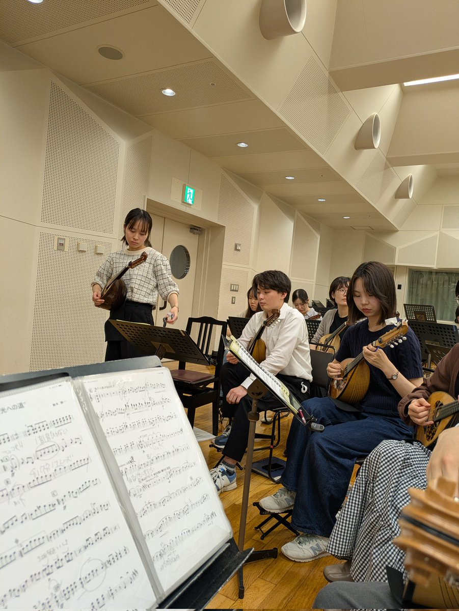 chuo_mandolin's tweet photo. 昨日は賛助出演してくださる方との合わせ練習でした！
管打楽器が加わると音の厚みが増して、曲の雰囲気もぐっと変わるのを感じました✨

気づけば本番まであと1週間！
よりよい演奏を目指して、がんばります！

詳細とチケットはこちらから⬇️
https://t.co/n3dY8MwEEk

 #CUMC  #マンドリン https://t.co/wBkIHHL6rQ