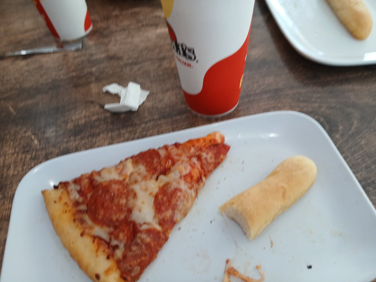 MegplayzYT's tweet photo. Pizza 🍕 https://t.co/2VVKJ4Xxm0