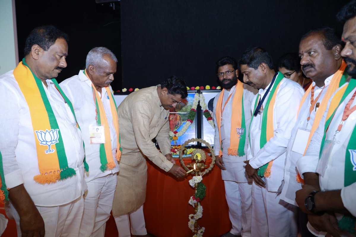 PMuralidharRao's tweet photo. तेलंगाना के घाटकेसर स्थित VBIT में पंडित दीनदयाल उपाध्याय प्रशिक्षण महाअभियान के अंतर्गत आयोजित भाजपा मेडचल अर्बन जिला प्रशिक्षण वर्ग में सहभागिता कर कार्यकर्ताओं को संबोधित किया।

प्रशिक्षण वर्ग में संगठन के गौरवशाली इतिहास, संगठन विस्तार, बूथ सशक्तिकरण एवं जनसंपर्क को और प्रभावी बनाने जैसे विषयों पर सार्थक चर्चा हुई।

@BJP4India 
#पं_दीनदयाल_उपाध्यक्ष_प्रशिक्षण_अभियान