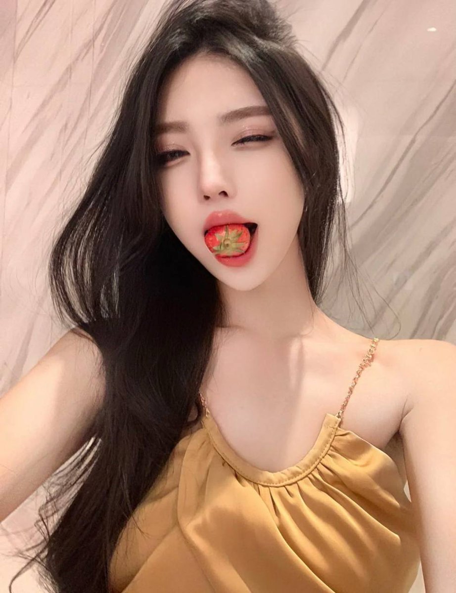 chasecrbb's tweet photo. #上海
02 年女生，身高 172cm，身形轻盈高挑
身兼签约平面模特、平台主播，同时也是舞蹈专业在校生
自带成熟御姐气质，风格灵动多变，驾驭多种造型
长发翩然，气质出众，为人真诚坦率
https://t.co/RSqYXzzXSt https://t.co/q1HUS37iog