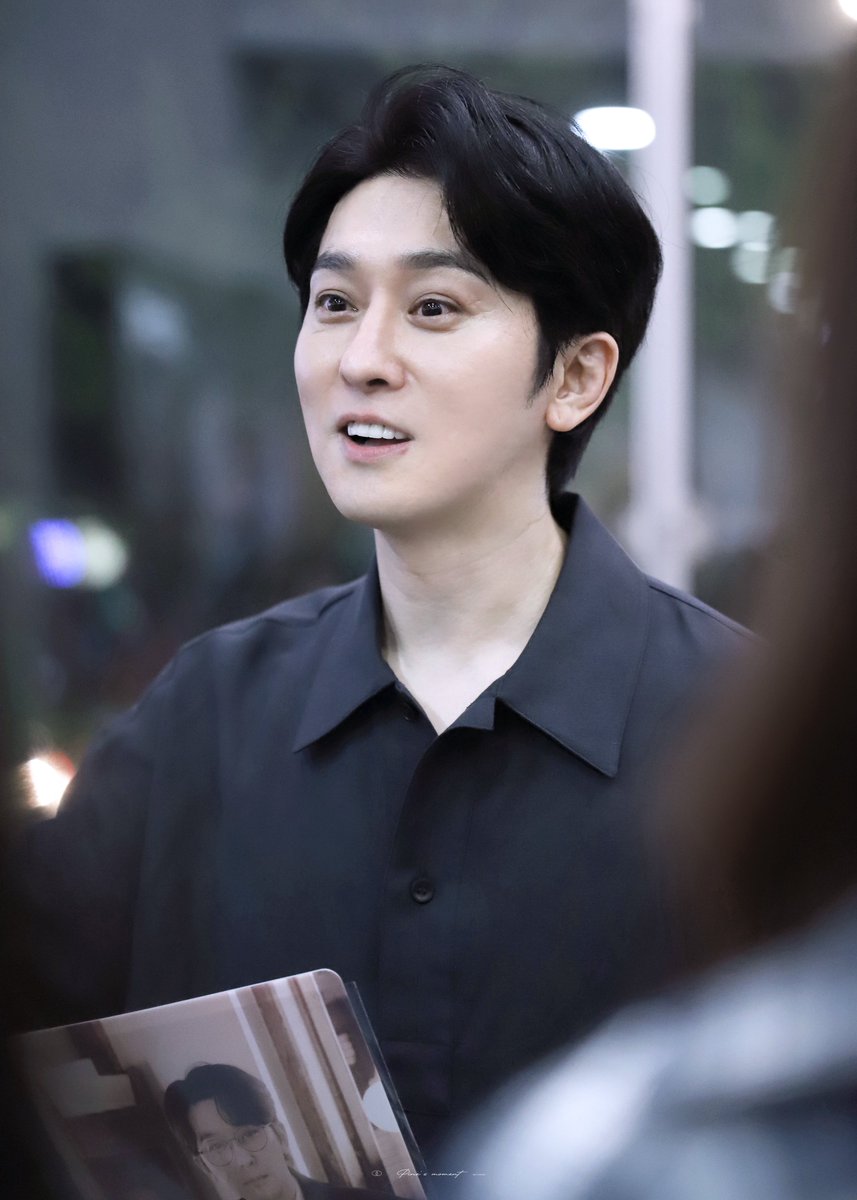 pine_s_pic's tweet photo. 260530 팬레터 공연 후

#강필석 배우님

프레임안에 요정님이 둘...🧚🏻‍♂️🧚🏻‍♂️(Feat. 화제의 L홀더) https://t.co/gsu3UbiLH4