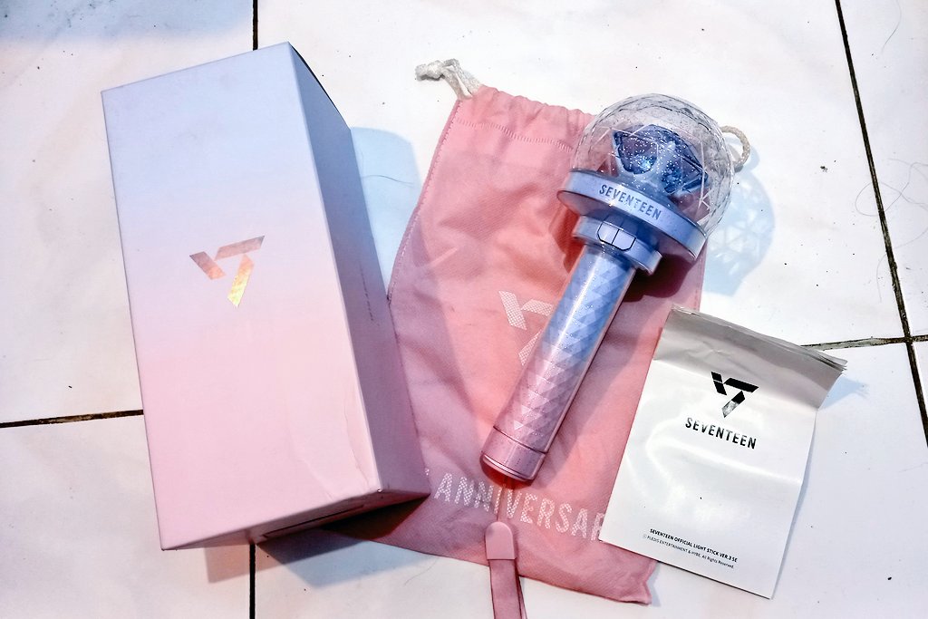 ctrlkmingyu's tweet photo. Want to Sell Lighstick Caratbong V3 spesial 10th anniversary 

꩜ all good con
꩜ feel free to ask
꩜ 690k nego tipis

t. wtb wts lighstick ls seventeen svt carbong powerbank v3 spesial 10th anniversary https://t.co/8YstIPSZAu