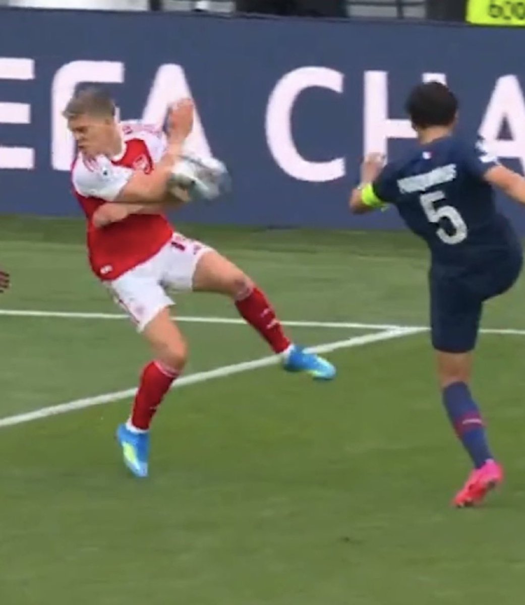 bobbypanos's tweet photo. @blessedpeter007 @afcquincy How much did Arsenal pay the ref for this one https://t.co/47WLuZM5ro