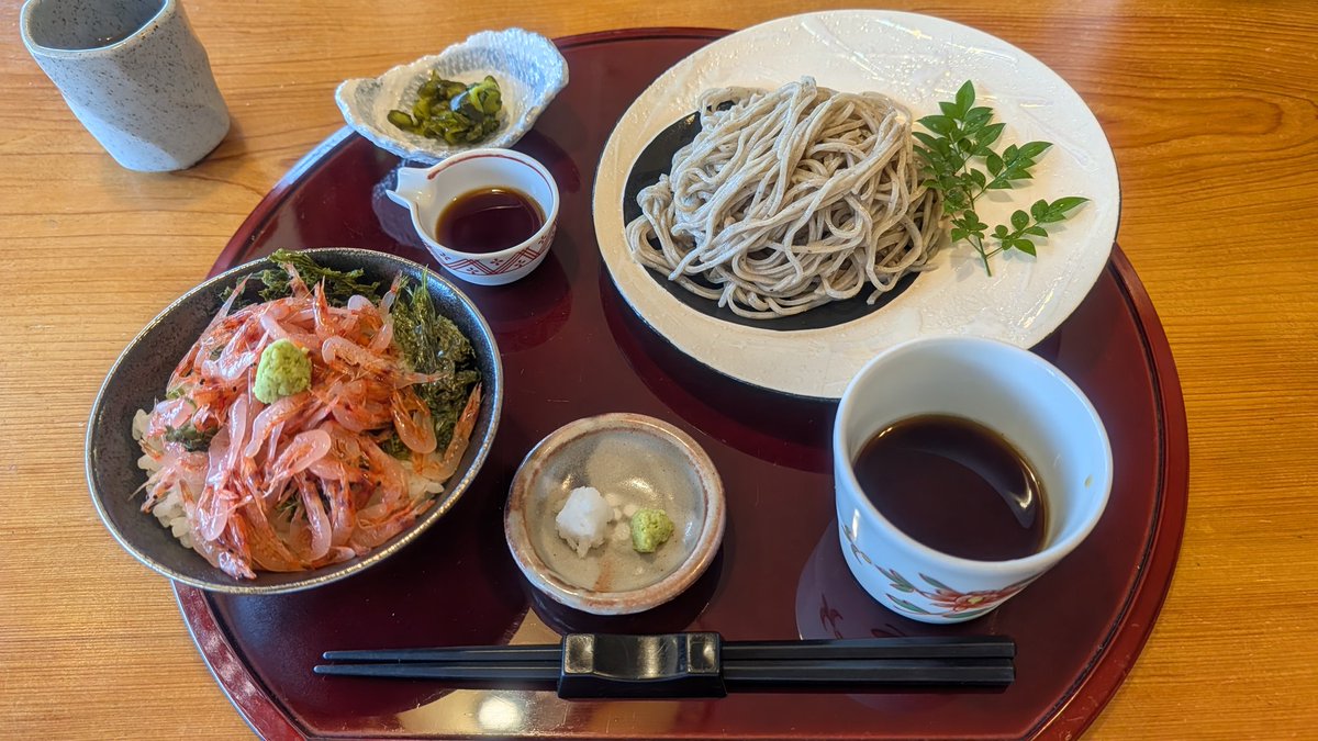 ce_oompa_loompa's tweet photo. 十割蕎麦はコシがあってツルツル、天ぷらはサクサクで、地元では評判の蕎麦屋さん
今回は、旬の桜エビ丼とソバせいろセットいただきました
桜エビ、メッチャ味濃っ！？
#そば処明日葉 https://t.co/L3FHSuahZ6