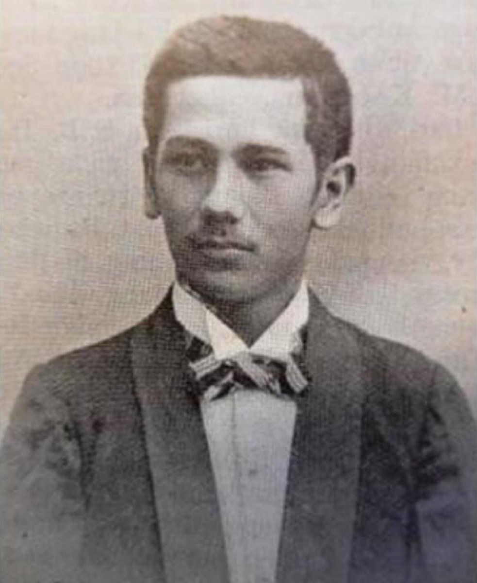 senogp's tweet photo. Agus Salim Memata-matai Hubungan Tjokroaminoto dengan Jerman

Agus Salim muda adalah orang yang berbakat dan cerdas (lulusan terbaik HBS di Hindia Belanda). Ia pernah bekerja di Konsulat Belanda di Jeddah. Dengan track record seperti itu, komisaris polisi Hindia Belanda merekrut Salim untuk menyusup ke Sarekat Islam dan memata-matai rapat-rapatnya. Khususnya hubungan Tjokroaminoto dengan Jerman. 

Bahkan ia mengaku sendiri ditugasi seperti itu, dalam tulisannya di majalah Het Licht tahun 1927 ia menulis:

"Bantuan saya yang diminta adalah penyelidikan yang berhubung tersiarnya desas-desus bahwa Tjokroaminoto menjual SI kepada Jerman seharga 150.000 gulden. Dengan dana itu Tjkroaminoto akan melancarkan pemberontakan besar di tanah Jawa, sedang senjata dan perlengkapan lain disediakan oleh Jerman,” 

Namun tuduhan itu tidak terbukti dan tidak berdasar. Akhirnya Salim berbalik mendukung Sarekat Islam sepenuhnya. Menjadi tangan kanan Tjokroaminoto, memimpin sayap modernis Pan-Islam, dan tentunya mendepak faksi Sarekat Islam Merah selamanya.