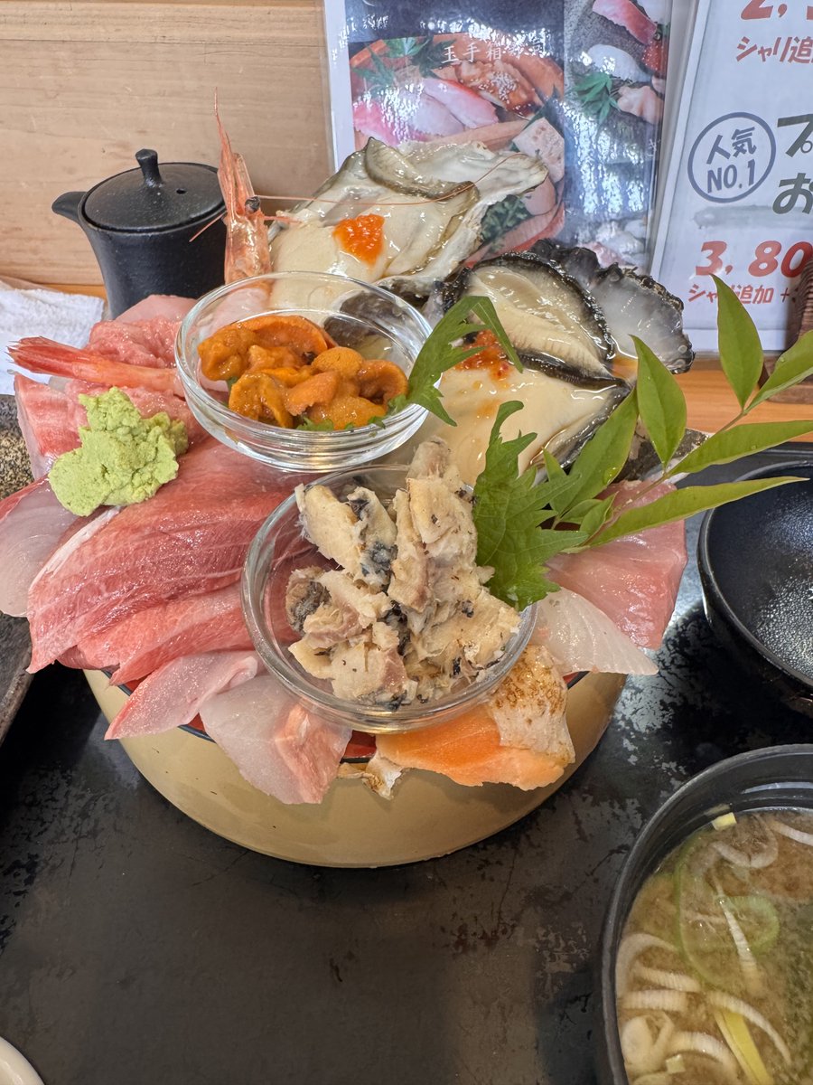 roche_5mg's tweet photo. お、海鮮丼美味そうやん、どぅーん！
次毛ガニ丼食いに行こう https://t.co/cfwBdddCRE