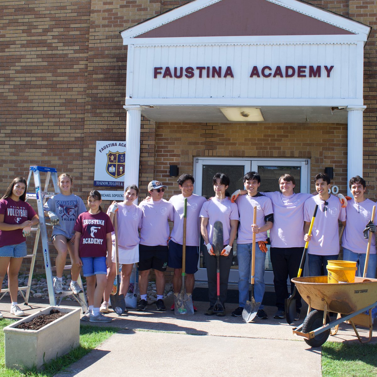 UofDallas's tweet photo. Before finals brought the year to a close, 120+ UD volunteers served their Irving neighbors at The Big Event. 

Since 2021, it has been UD's largest one-day, student-run service project.

Texas Catholic told the story: https://t.co/vGQke9t80l

#UDallas #TheBigEvent #TexasCatholic https://t.co/hMVhDH5w2U