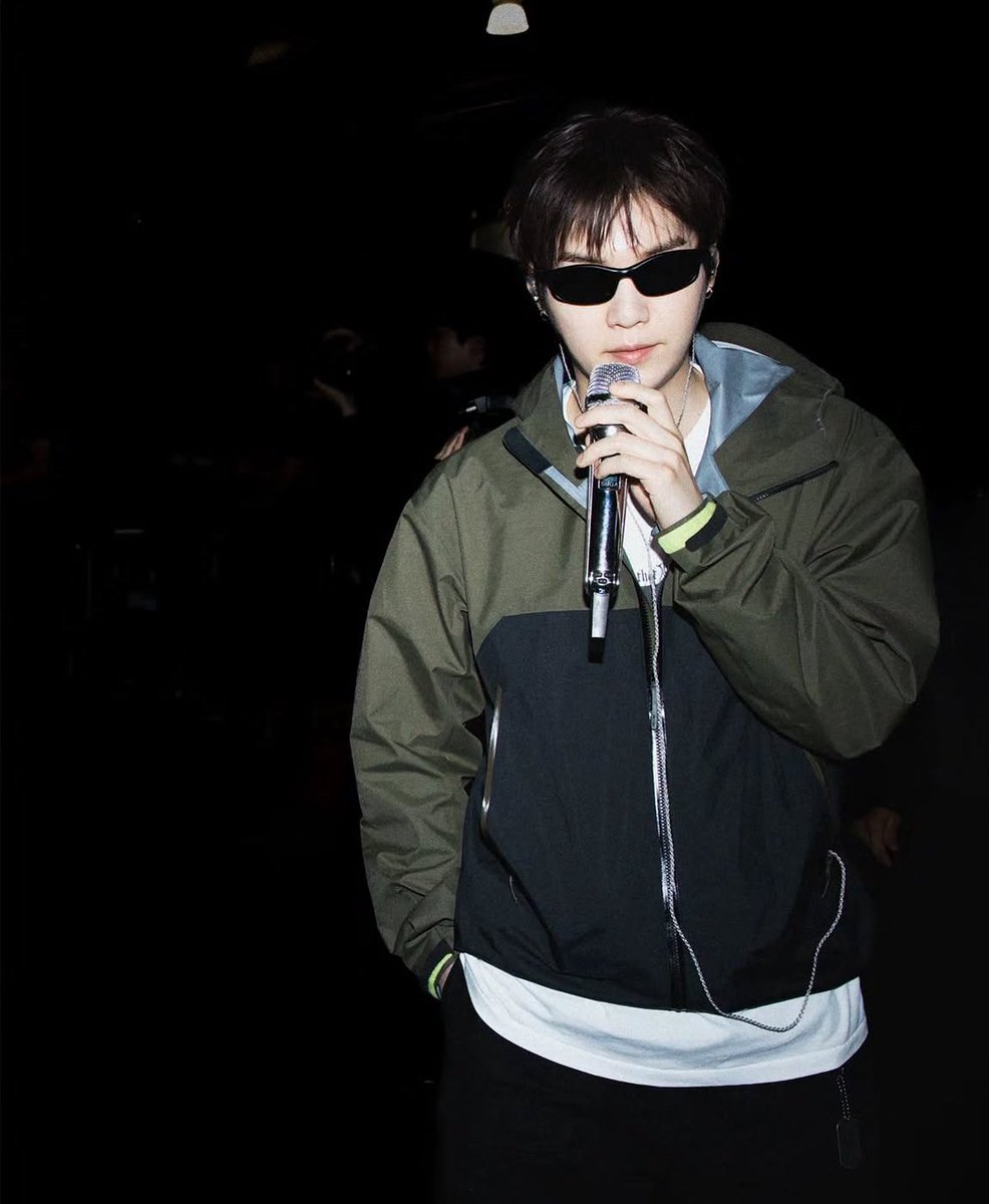 sugamihoney's tweet photo. PODEMOS HABLAR DE ESTAS FOTOS DE YOONGI ?!???!? me salvo la noche, su porte es irreal😭💜 https://t.co/rVeTN2wzKH