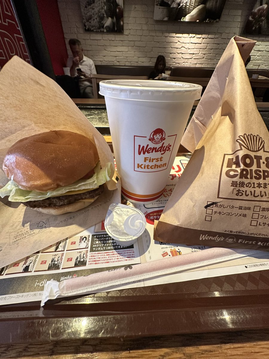 Boogie6's tweet photo. 個人的にファーストキッチンとWendy'sはどっちも好きだったけど
出来れば別々で居て欲しかったと思ったりする久しぶりの昼メシ https://t.co/r7cbfPphqZ