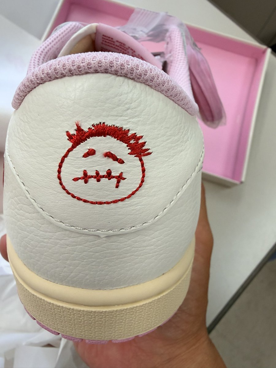 SamuraiEdge9mm's tweet photo. 初めてのトラヴィス着弾ー！
これ俺履けるのか、、、？
インソールカッコ良すぎる！
＃NIKE
＃SNKRS https://t.co/brRCi8ub3A