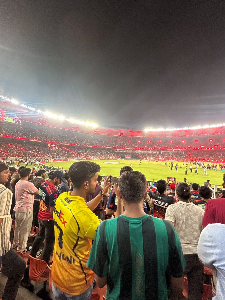 santoshh___'s tweet photo. Imposter spotted in IPL final https://t.co/XWFyogjB3H