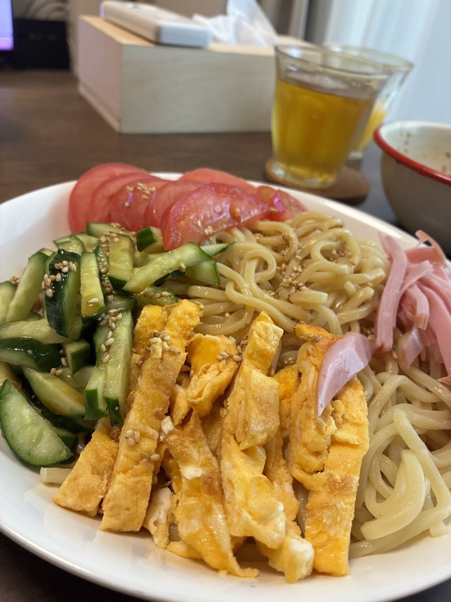 Mindyjp2's tweet photo. 冷やし中華と特製生姜焼き🥩
とても美味しかったです！ https://t.co/15fqSWgtBJ