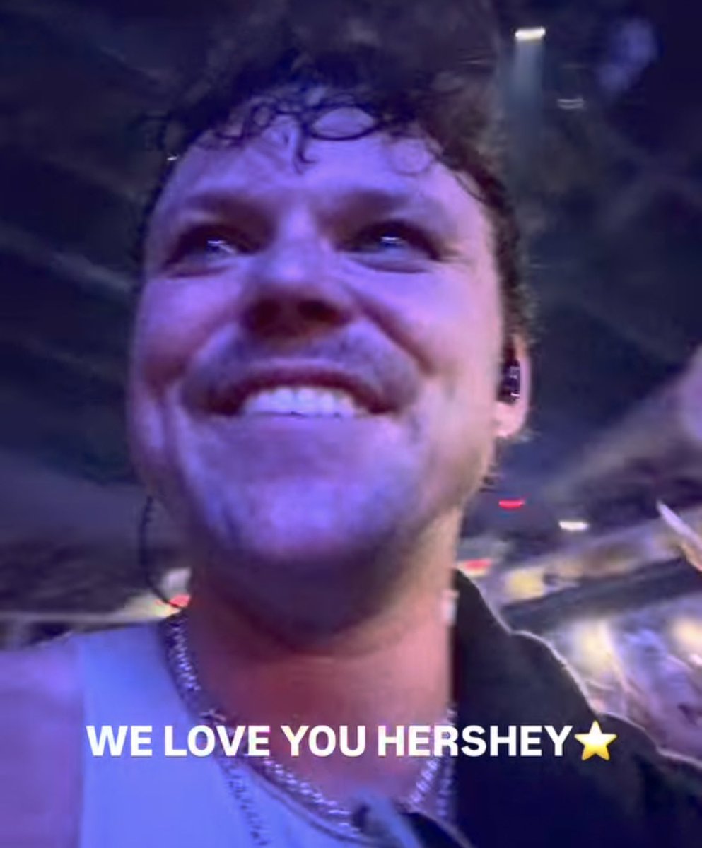 ashftwayf's tweet photo. he looks so proud i wanna cry https://t.co/BBi0eZxzdv