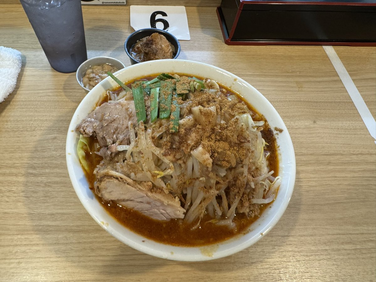 satokky_'s tweet photo. 昨夜は
ラーメン　また此処で
痺辛ラーメン　ニンニク抜き野菜マシ
脂マシマシ　＋トロ豚
汗だくで食べました
ごちそうさまでした。 https://t.co/mkk7D5eImz