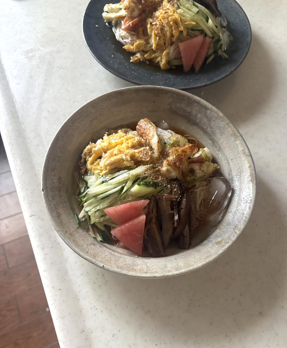 kokeko034's tweet photo. お昼
ぶっかけ素麺
卵、胡瓜、椎茸含め煮、ちくわ磯部揚げ、西瓜などあるもので。

暑くなったので、頂いた西瓜美味しい。昨日は外側の固い皮をむいて浅漬けにしてみました。
これもまた美味しい😋

#おうちごはん https://t.co/w78eiaG2F8